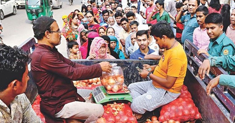 দ্রব্যমূল্যের ঊর্ধ্বগতিতে শিক্ষার্থীরাও দাঁড়াচ্ছে টিসিবি লাইনে