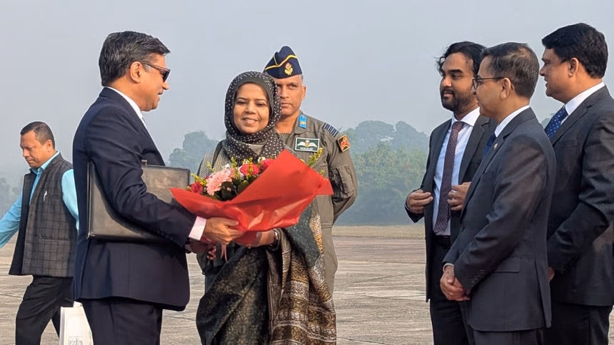 ভারতীয় পররাষ্ট্র সচিব ঢাকা পৌঁছেছেন: ভারত-বাংলাদেশ সম্পর্কের ভবিষ্যত নিয়ে আলোচনা শুরু