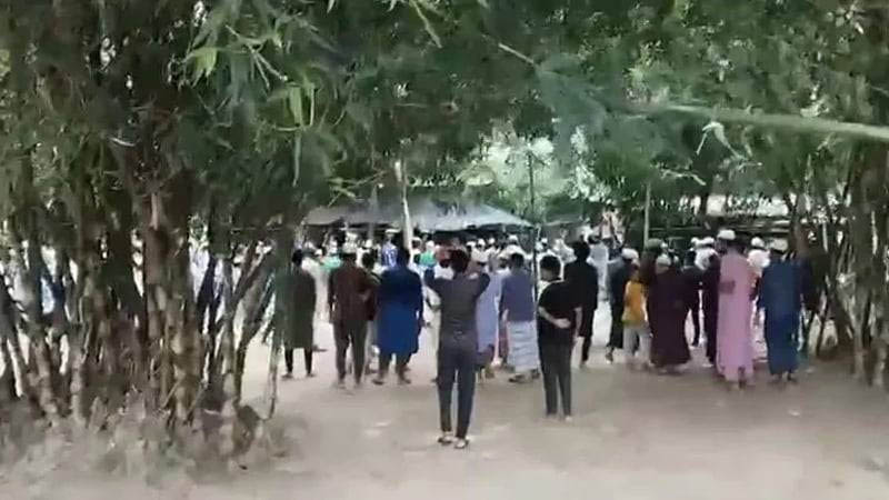 রাজশাহীতে পুলিশের উপস্থিতিতে খানকা শরিফে উগ্রবাদীদের হামলা