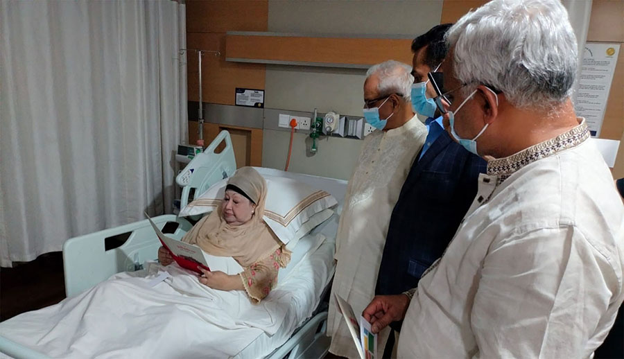 খালেদাকে দেখতে হাসপাতালে নেতাদের ঢল: সংক্রমণের ঝুঁকি নিয়ে সতর্কতা, লোক দেখানো কর্মকাণ্ড বন্ধের আহ্বান