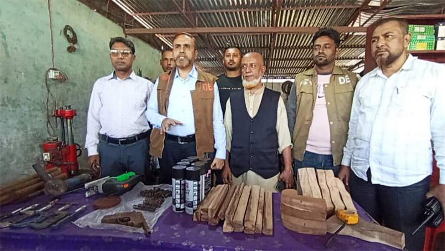 লক্ষ্মীপুরে বিএনপি কর্মীর অস্ত্র তৈরির কারখানার সন্ধান, বিপুল পরিমাণ সরঞ্জাম উদ্ধার