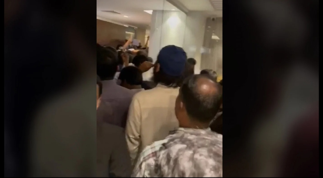 ২০% সচিবালয় ভাতার দাবিতে অর্থ উপদেষ্টাকে অবরুদ্ধ করলেন কর্মকর্তা-কর্মচারীরা