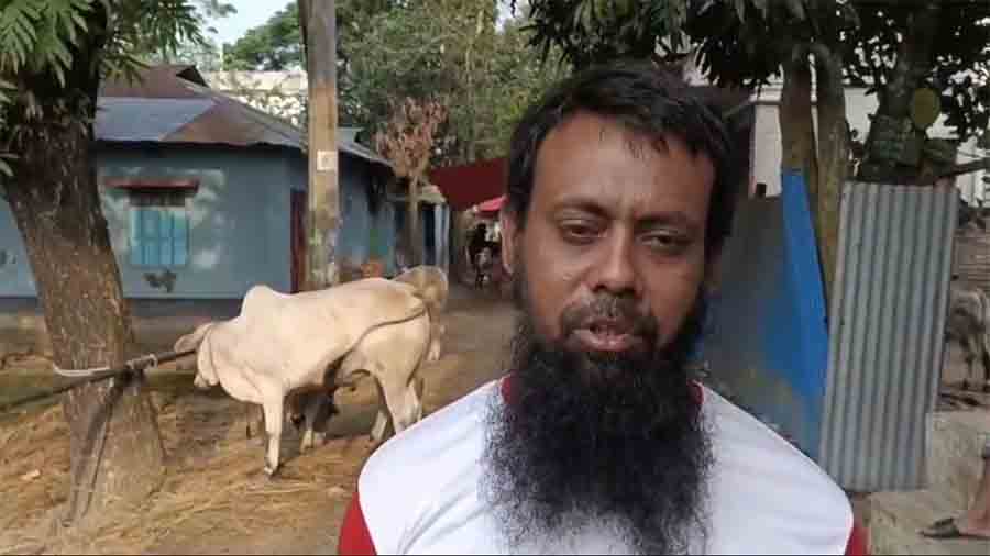 ফেনীতে র‌্যাব ক্যাম্পের পাশ থেকে অস্ত্রের মুখে ব্যবসায়ীর গরু লুট