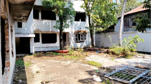 ঝালকাঠিতে আমুর পরিত্যক্ত বাড়ির ফটক আবার ভাঙলো কথিত শিক্ষার্থীরা