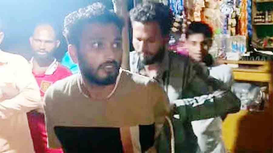 এক হাজার পিস ইয়াবাসহ আটক জুলাইযোদ্ধাকে গণপিটুনির পর পুলিশে সোপর্দ, করতেন মাদকবিরোধী সংগঠনও