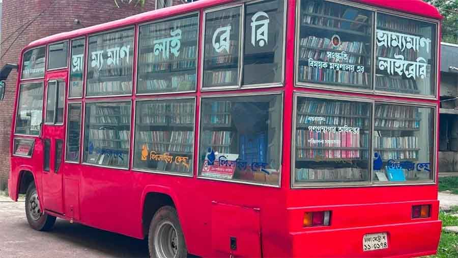 মুক্তিযুদ্ধ-বঙ্গবন্ধুকে নিয়ে বই থাকায় ভ্রাম্যমাণ লাইব্রেরির ৩ শতাধিক বই জব্দ করল জেলা প্রশাসন