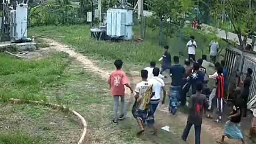 লোডশেডিং ও ভুতুড়ে বিল: পল্লী বিদ্যুৎ কর্মীকে তুলে নিয়ে খাম্বায় বেঁধে পেটাল ধৈর্যহারা জনতা