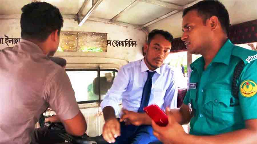 পরীক্ষা দিতে আসা ছাত্রলীগ নেতার ওপর ছাত্রদল-শিবিরের মবের পর পুলিশে সোপর্দ, পুলিশের প্রতি ধিক্কার শিক্ষার্থীদের