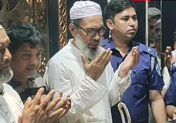 ৫ ঘণ্টার প্যারোলে মুক্তি: পটিয়ায় হাতকড়া পরে মায়ের শেষ বিদায়ে শামিল হলেন আওয়ামী লীগ নেতা আইয়ুব বাবুল