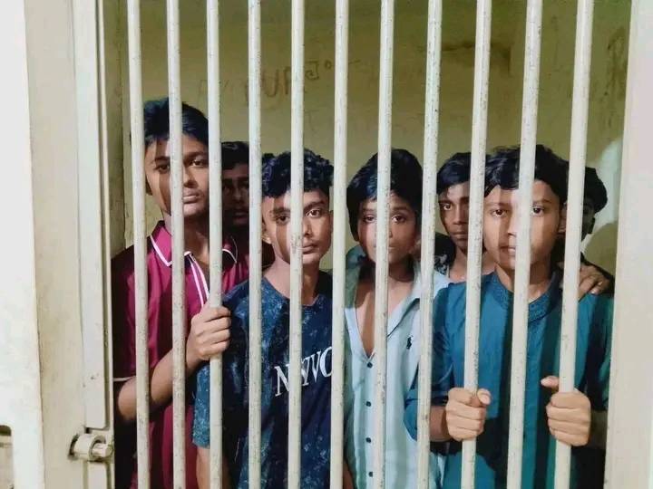 নোয়াখালীতে ‘জয় বাংলা’ মিছিল: শিশু আইনকে বুড়ো আঙুল দেখিয়ে ৭ম-১০ম শ্রেণীর কোমলমতি শিশুদের গণগ্রেপ্তার
