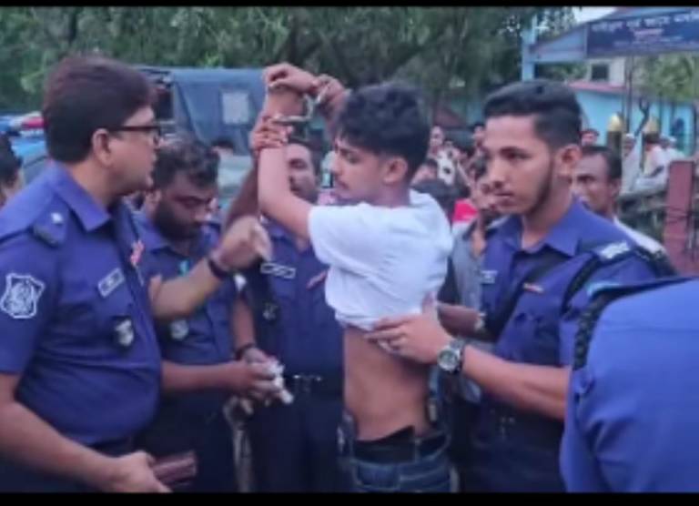 নোয়াখালীতে চেকেপোস্টে তিনটি বিদেশী পিস্তল-গুলিসহ জামায়াত কর্মী আটক