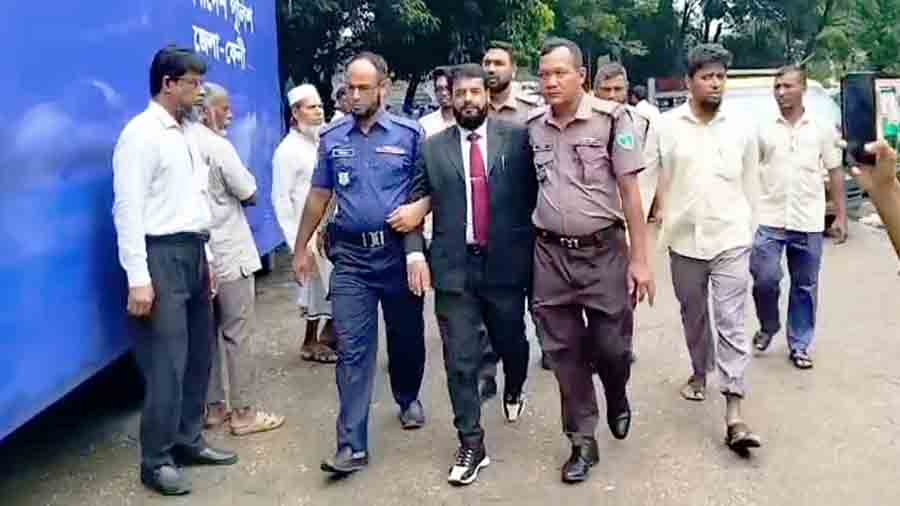 ঘটনাস্থলে না থেকেও জুলাই মামলা: আদালতে আত্মসমর্পণ ফেনী জেলা আওয়ামী লীগ নেতার