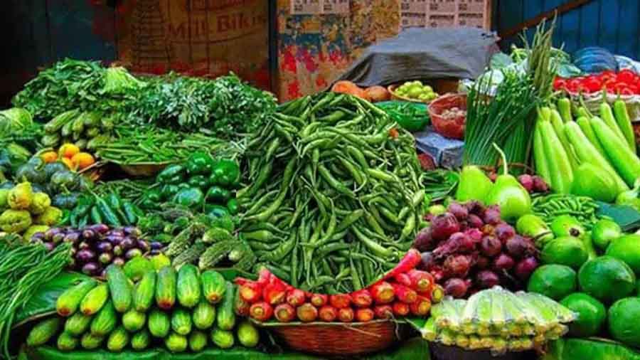 অধিকাংশ সবজি ১০০ টাকার ওপরে: কাঁচা মরিচের ট্রিপল সেঞ্চুরি, বেড়েছে মাছ-ডিম-মুরগির দামও