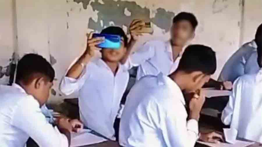 শিক্ষামন্ত্রীর ঘোষণার মুখে ছাই: নাটোরে পরীক্ষার হলে দেদারসে নকল, ধরিয়ে দিয়ে উল্টো বহিষ্কার শিক্ষার্থী