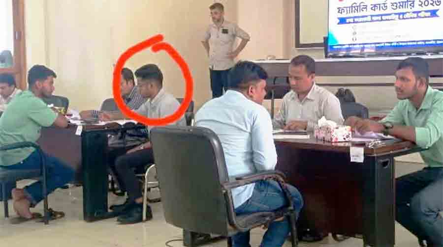 সারাদেশে ফ্যামিলি কার্ডের নিয়োগে চরম অনিয়ম: রাজনৈতিক প্রভাব ও বহিরাগতদের দাপটে প্রশ্নবিদ্ধ পরীক্ষা
