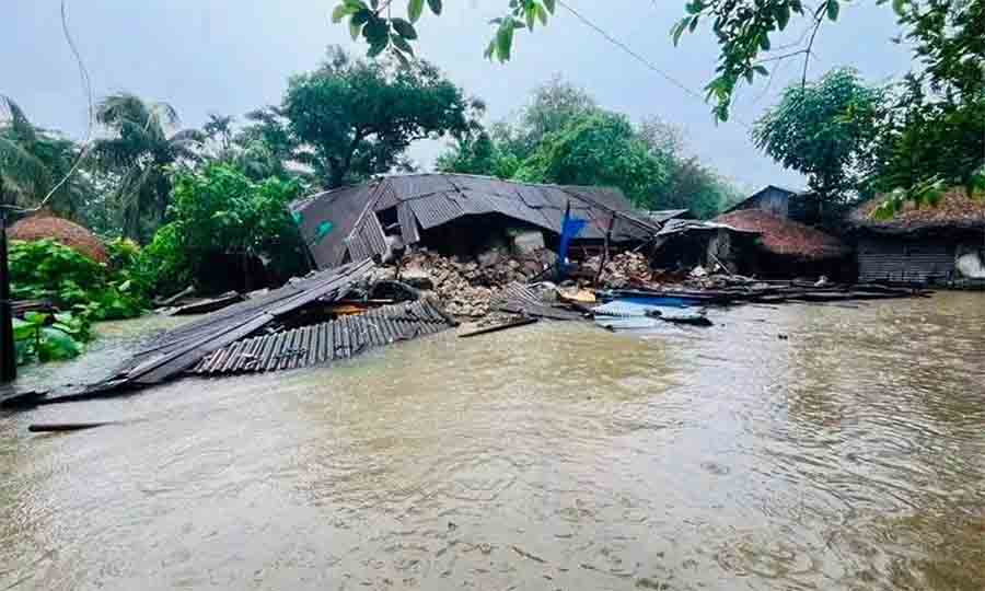 বন্যার ৯ম দিনেও জলবন্দি বাঁশখালী: অপরিকল্পিত চিংড়ি ঘের ও অবৈধ বাঁধের বলি হাজারো পরিবার