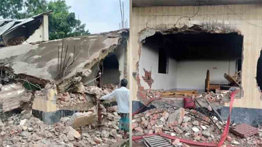চিকিৎসার জন্য মা-স্ত্রী ঢাকায়: লুটপাটের পর আগুন, ভেকু দিয়ে গুঁড়িয়ে দেওয়া হলো আওয়ামী লীগ নেতার বাড়ি