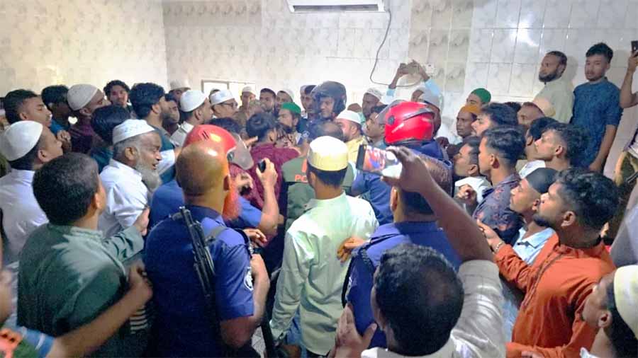 ইমামকে সরিয়ে রাজাকার নিজামির পুত্রের জুমা পড়ানো নিয়ে মসজিদে জামায়াত-শিবিরের সন্ত্রাস, মুসল্লিরা আহত