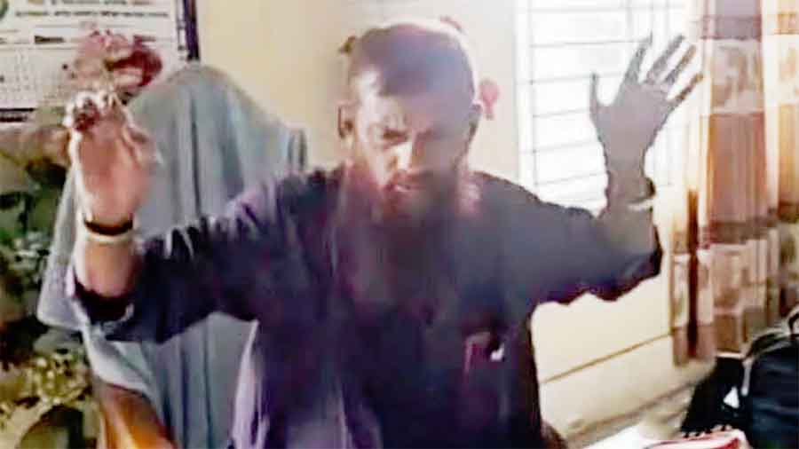 ‘বিবেক কাজ করেনি’, এইচএসসি পরীক্ষা চলাকালে বিদ্যালয়ে মদ্যপান-মাতলামির পর প্রধান শিক্ষকের ভাষ্য