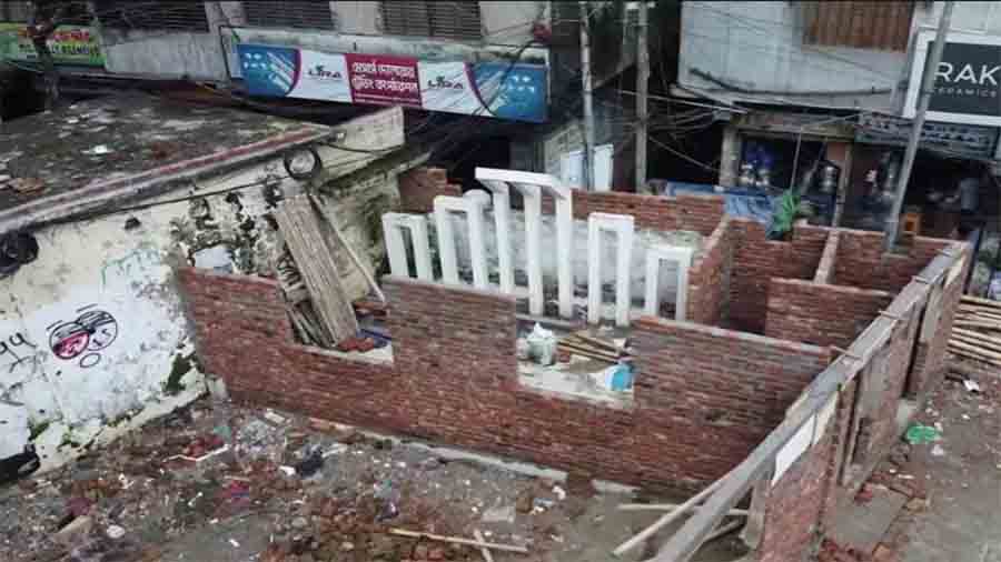 ভাষা শহিদদের স্মরণে নির্মিত শহিদ মিনারের চারপাশ ঘিরে শৌচাগার নির্মাণ