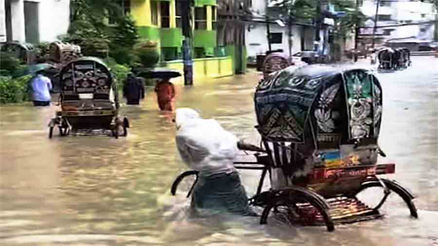 এক মাসের ব্যবধানে ফের নিমজ্জিত চট্টগ্রাম: জলাবদ্ধতায় গৃহবন্দী নগরবাসী