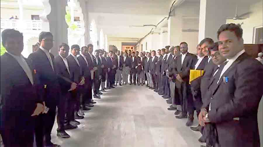 ৭ নেতার ফাঁসির রায়: সুপ্রিম কোর্টে আওয়ামীপন্থি আইনজীবীদের নীরব প্রতিবাদ