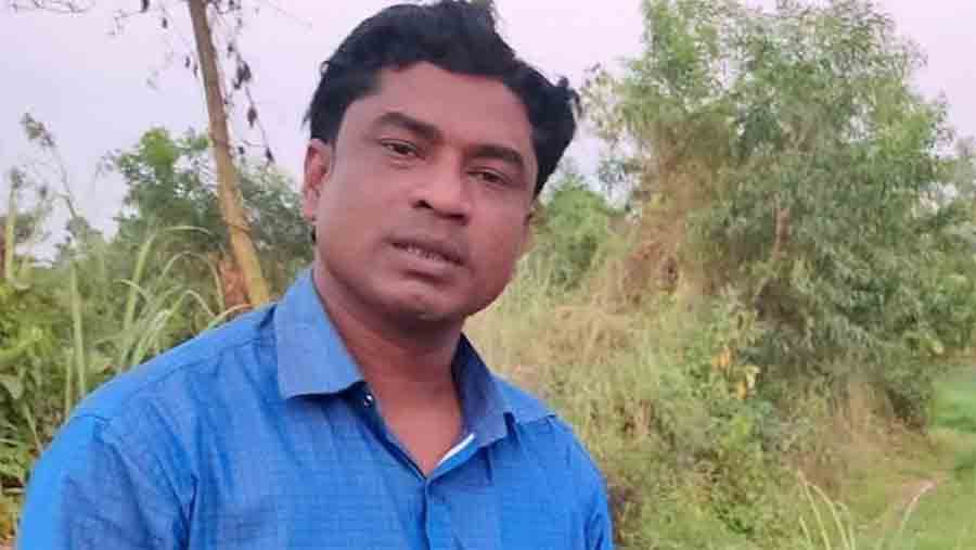 আত্মগোপন থেকে ২ বছর পর বাড়ি ফিরতেই পরিবারের সামনে যুবলীগ সভাপতিকে কুপিয়ে হত্যা