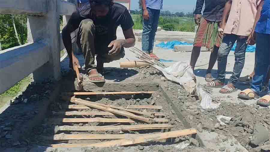 বিএনপি সরকারের উন্নয়ন: ১০ কোটি টাকার সেতুতে গভীর রাতে রডের বদলে বাঁশ দিয়ে ঢালাই!
