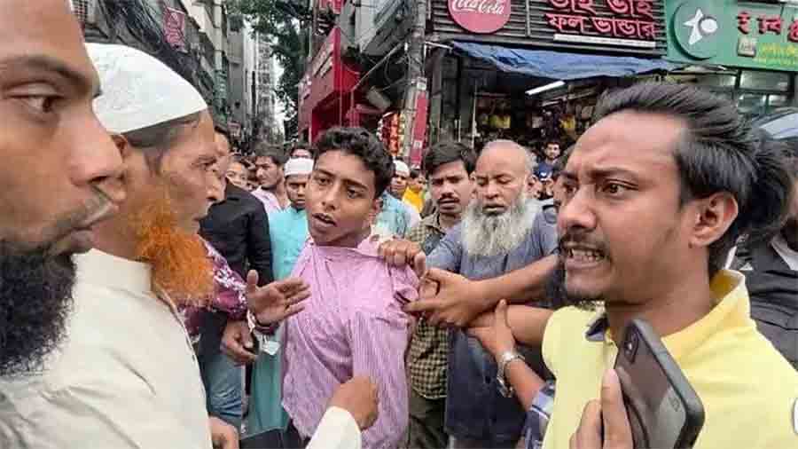 ছাত্রলীগ কর্মীর ওপর ছাত্রদল সন্ত্রাসীদের মব হামলা, ঢাল হয়ে রুখে দাঁড়ালেন সাধারণ মানুষ
