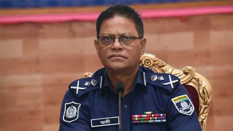 সরকারের অনুমতি পেলেই ক্রসফায়ার! আইজিপির ‘অতি উৎসাহী’ বক্তব্য এবং মানবাধিকার নিয়ে প্রশ্ন