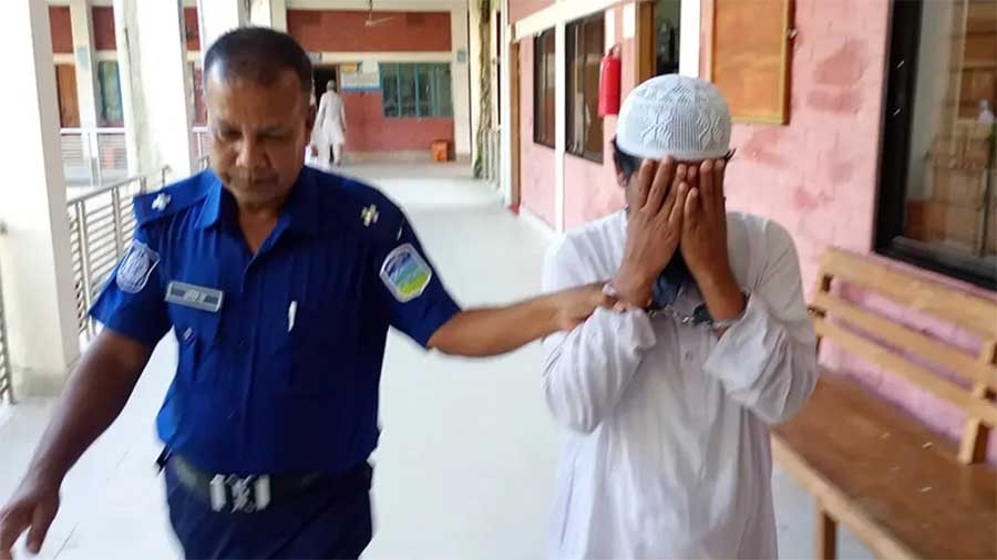 ধর্ষণে অন্তঃসত্ত্বা কিশোরী, ১২ শতাংশ জমি দিয়ে জনরোষ থেকে মুক্তি চান মাদ্রাসা শিক্ষক