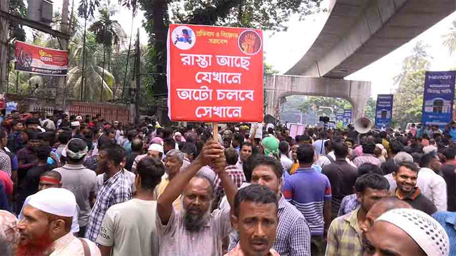 “ভাত দে কাপড় দে, নইলে গদি ছাইড়া দে”- স্লোগানে প্রকম্পিত প্রেসক্লাব এলাকা