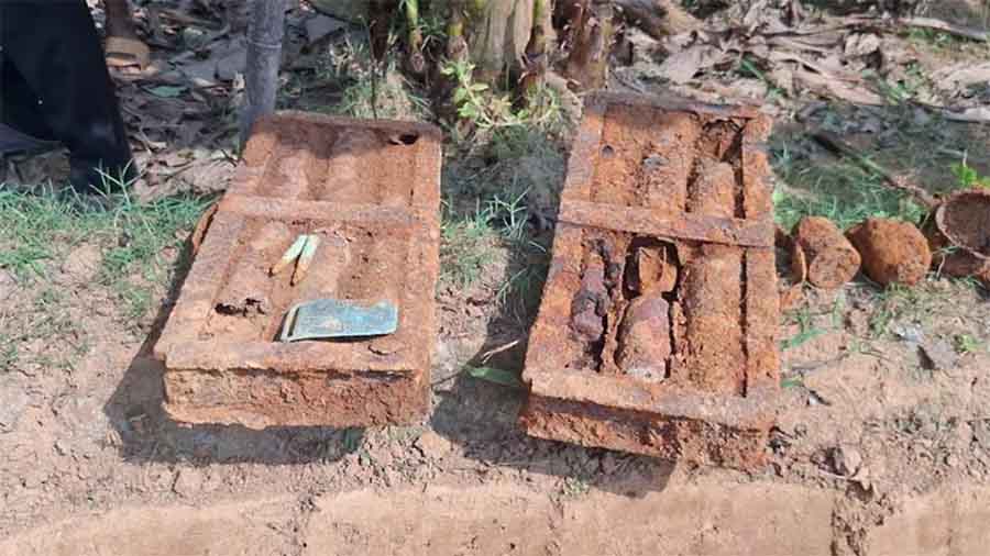সখীপুরে মাটির নিচ থেকে ‘ইস্ট পাকিস্তান পুলিশ’ মুদ্রিত দুই বাক্স গ্রেনেড উদ্ধার