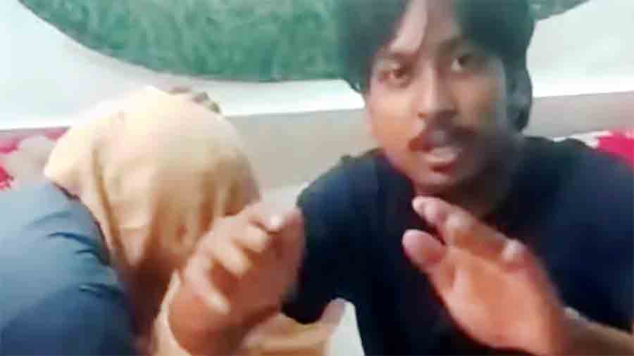 মেস থেকে তরুণীসহ আপত্তিকর অবস্থায় আটক গুপ্ত শিবির নেতার দাবি- “দ্বীনি কাজে এসেছিলাম, লোকে ভুল বুঝছে”