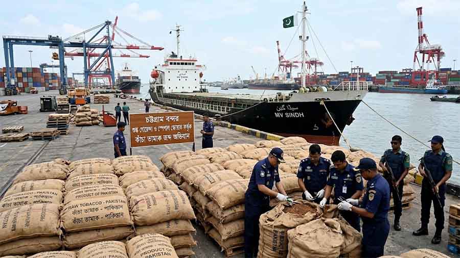 চট্টগ্রাম বন্দরে ২১ কোটি টাকা রাজস্ব ফাঁকি দিয়ে আনা ৫০০ কোটি টাকার পাকিস্তানি তামাক আটক