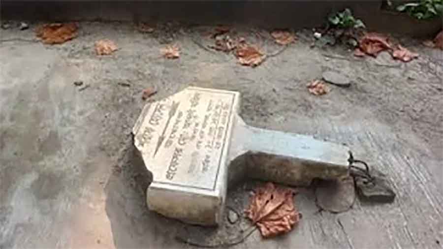 যশোর এমএম কলেজে কৃতি শিক্ষাবিদ অধ্যাপক শরীফের নামফলক ভেঙে ফেলে রাখা হয় ২ বছর ধরে