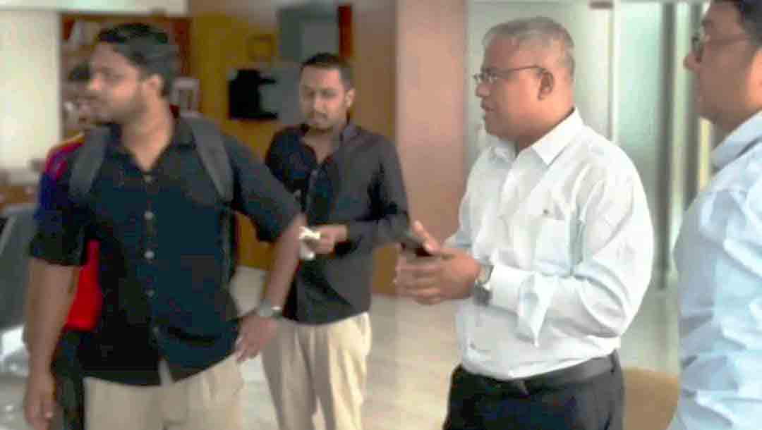 শিক্ষার্থীদের ‘কমপ্লিট শাটডাউন’-এর মধ্যেই তালা ভেঙে চুয়েটে নতুন উপাচার্য: ছাত্রদল নেতাদের পাহারায় বসেন নিজ চেয়ারে