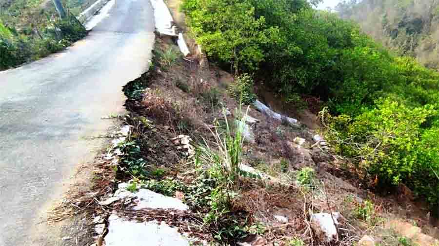 তিন্দু-নাফাখুম সড়ক: ১৭ কোটি টাকার নির্মাণ ধসে পড়ল এক বছরেই, দুর্নীতি-অনিয়ম নিয়ে ক্ষুব্ধ স্থানীয়রা
